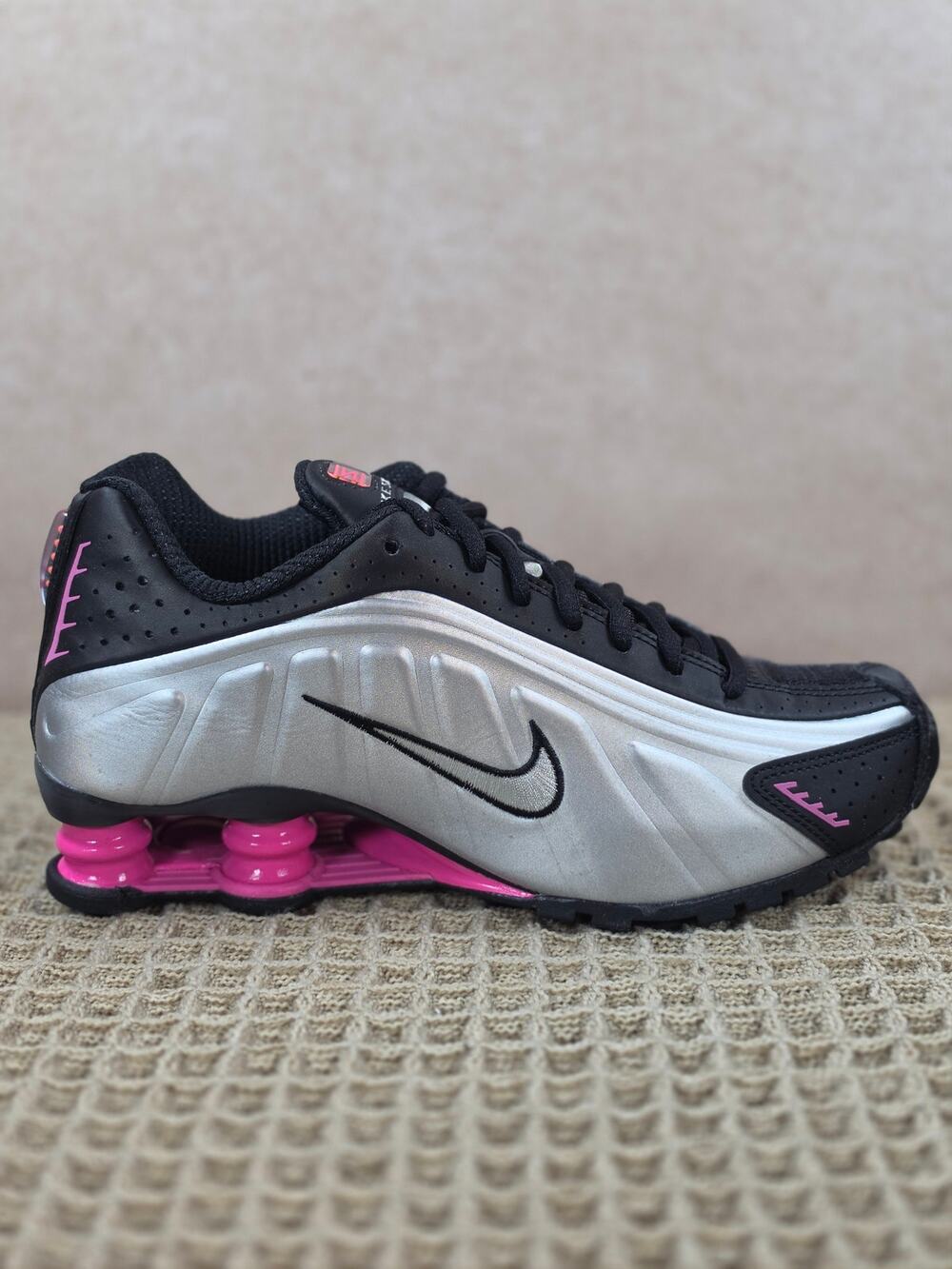 Nike Shox R4 Women’s 7 Black Metallic Silver Pink – Brand New in Box